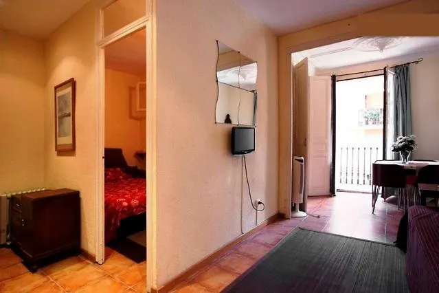 Poble Sec-1: Centrally Located Budget Apartment Barcelona