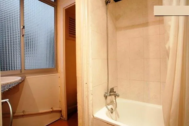 Poble Sec-1: Centrally Located Budget Apartment Barcelona